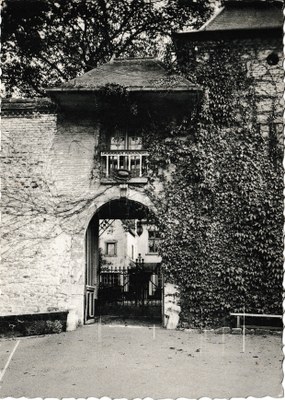 Fosses - Place du Chapitre - Porche du vieux Château