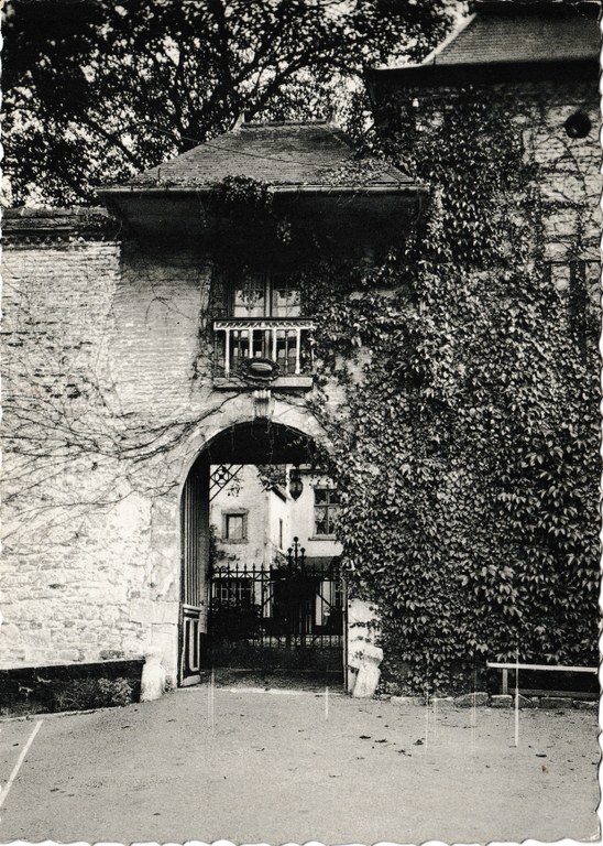 Fosses - Place du Chapitre - Porche du vieux Château