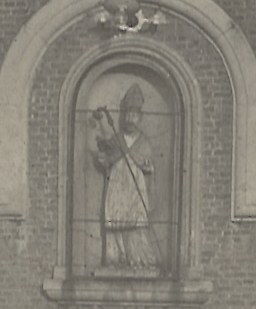 Fosses - Procession sortant de la collégiale - recto - détail Saint Feuillen.jpg