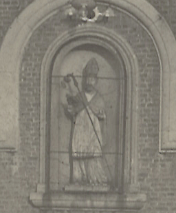 Fosses - Procession sortant de la collégiale - recto - détail Saint Feuillen.jpg