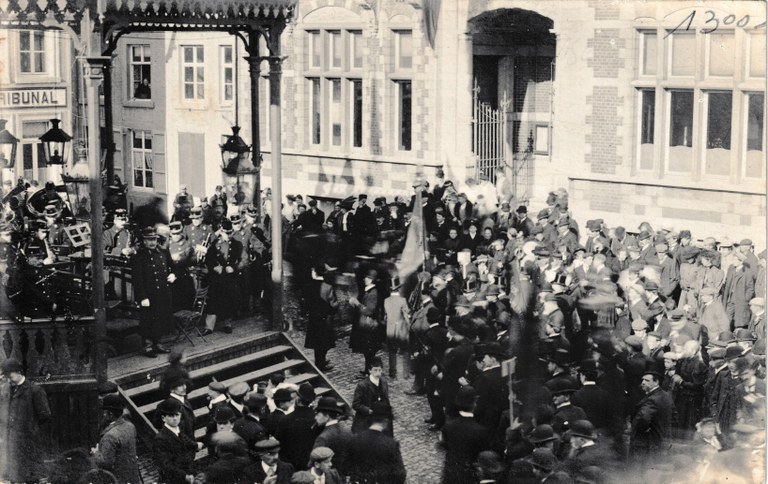 Musique militaire sur le kiosque en bois - 1919