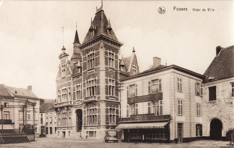 Place du Marché, ancien hôtel de ville et ancien kiosque