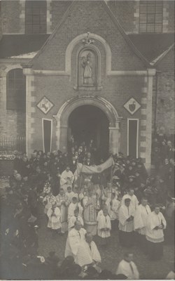 Sortie de procession du porche de la collégiale Saint-Feuillen