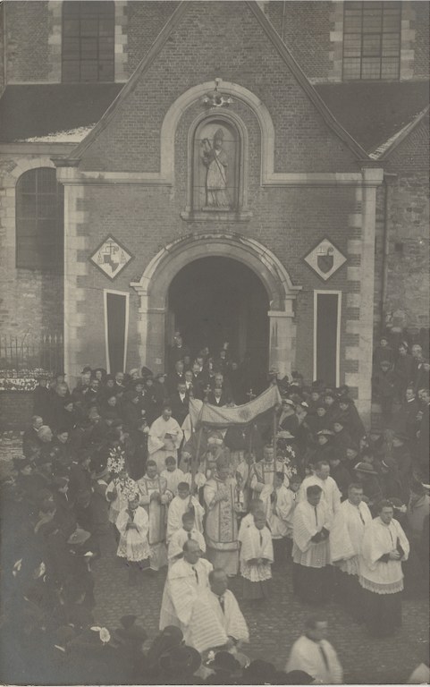 Sortie de procession du porche de la collégiale Saint-Feuillen