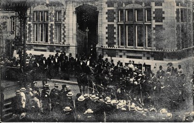 Voiture hippomobile sur la place du marché en 1905