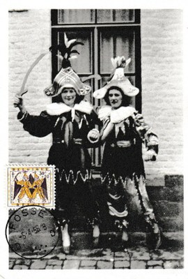 Carte postale : Y & Lucy Moret en costume de chinel
