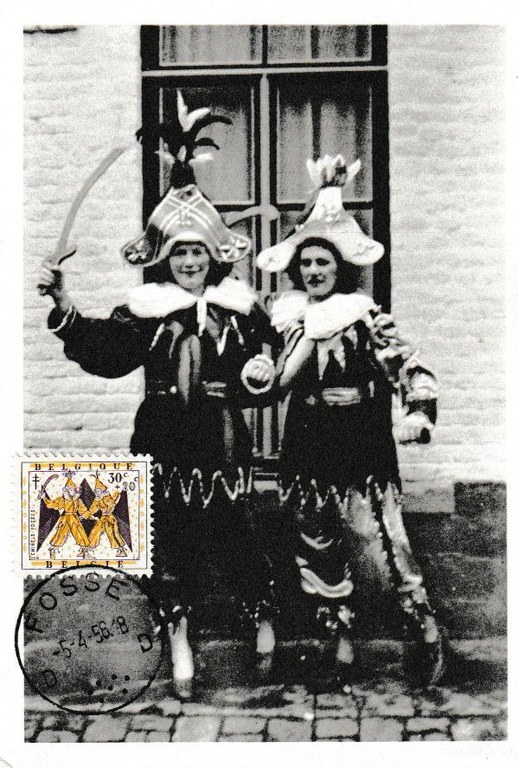 Carte postale : Y & Lucy Moret en costume de chinel