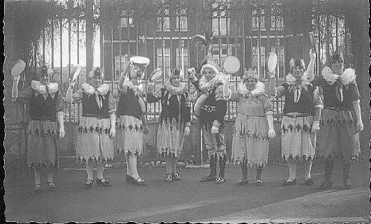 Dames Chinelles et un Chinel