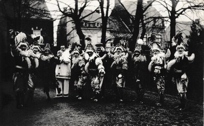 Groupe de Chinels avec un Pierrot musicien