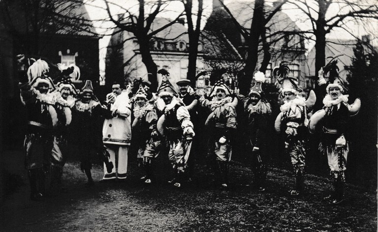 Groupe de Chinels avec un Pierrot musicien