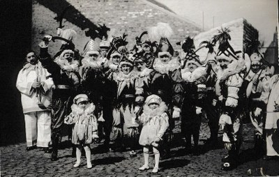 Groupe de Chinels, de deux enfants et d'un Pierrot musicien