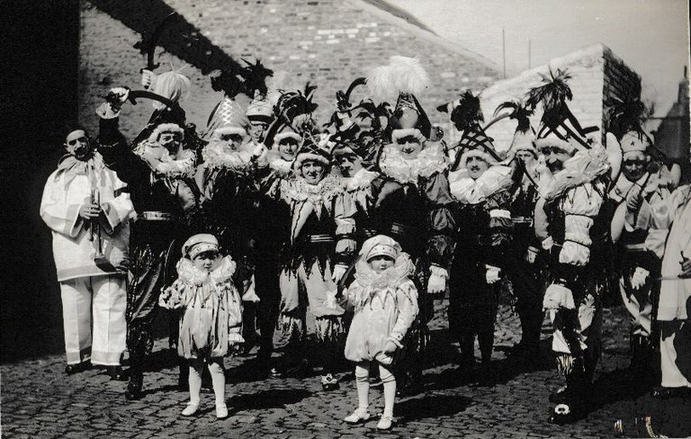 Groupe de Chinels, de deux enfants et d'un Pierrot musicien