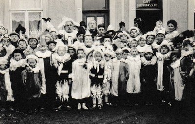 Groupe de petits Chinels dans les années 1920