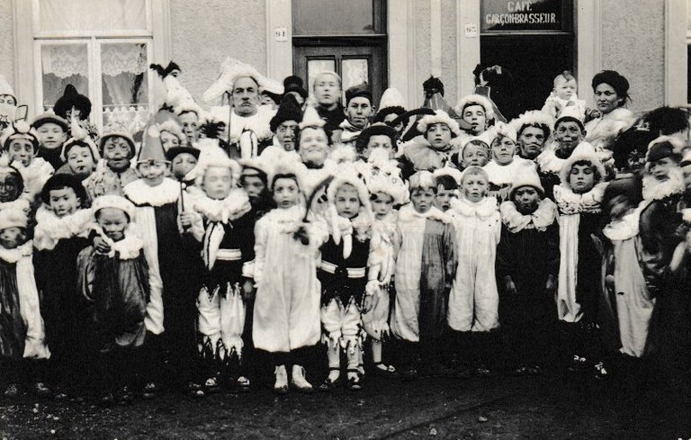 Groupe de petits Chinels dans les années 1920
