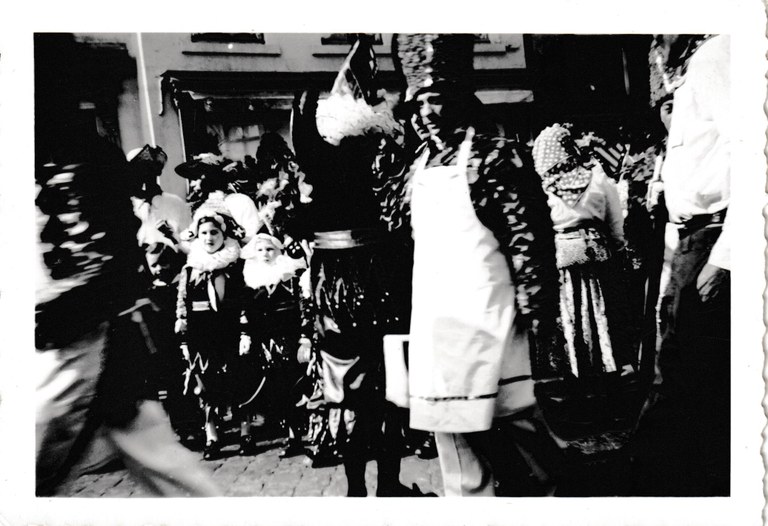 Laetare 1956 : Homme de feuille et petits Chinels