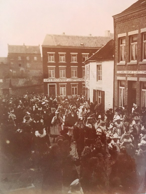 Laetare du 21 mars 1898 : Chinels et musiciens