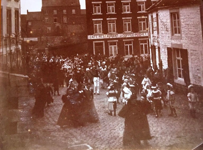 Laetare du 21 mars 1898 : Tête du cortège au Quatre-Bras