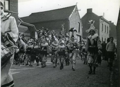 Le cortège carnavalesque de la Laetare à Fosses-la-Ville (1948)