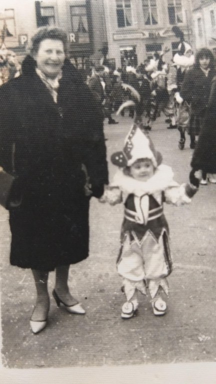 Lucienne Poulet, et sa petite-fille Carine Collard (1965).