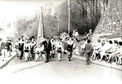 Photographie des Chinels et de leur porte-drapeau lors de leur déplacement à Binche en 1976