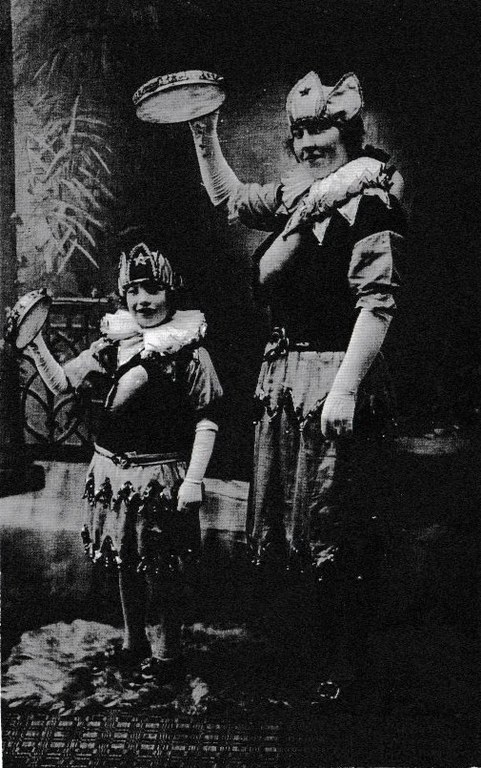 Photographie d'une Dame Chinelle et de sa fille
