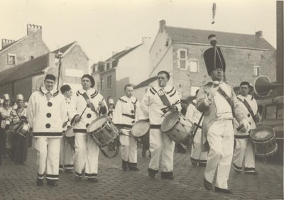 Pierrots musiciens et tambour major