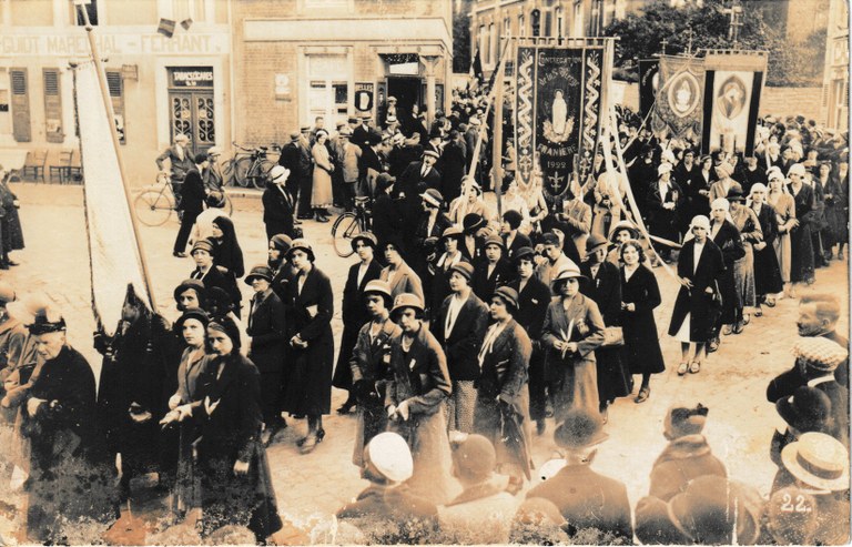Saint-Feuillen 1921 : Cortège religieux