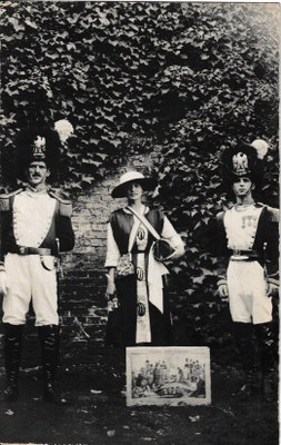 Saint-Feuillen 1921 : Deux officiers des grenadiers et leur cantinière