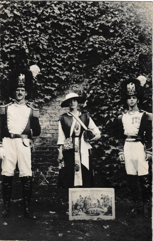 Saint-Feuillen 1921 : Deux officiers des grenadiers et leur cantinière