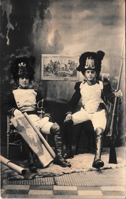 Saint-Feuillen 1921 : Deux officiers grenadiers