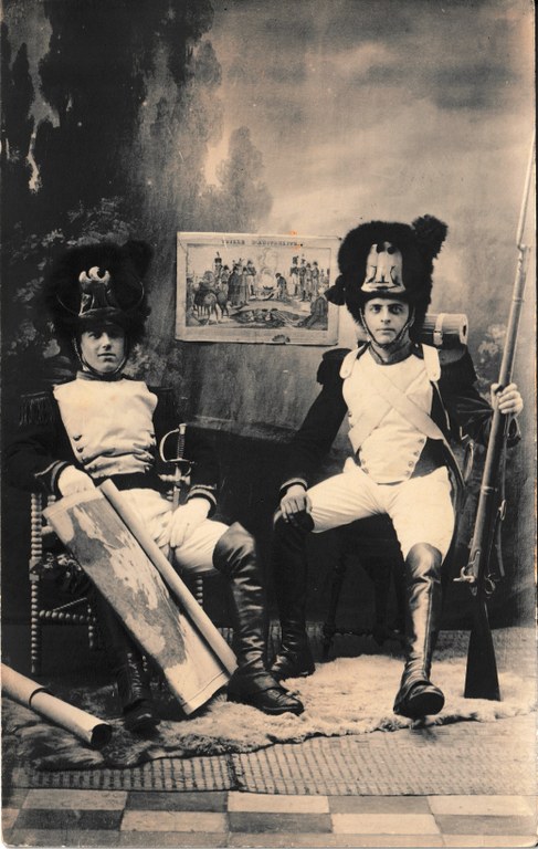 Saint-Feuillen 1921 : Deux officiers grenadiers