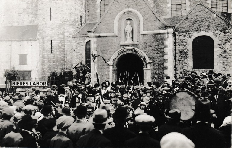 Saint-Feuillen 1935 : Grenadiers fossois - Bénédiction des armes