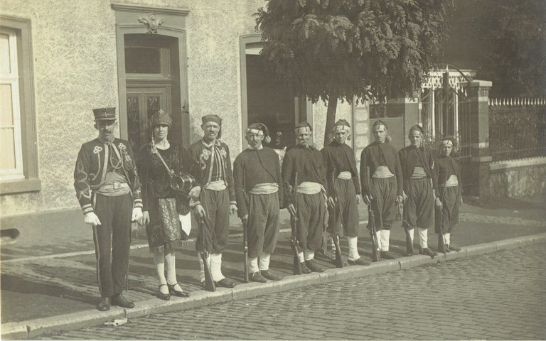Saint-Feuillen 1935 ? - Groupe de Zouaves