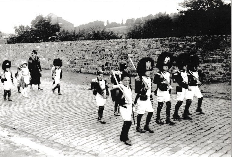 Saint-Feuillen 1935 : Petits grenadiers fossois