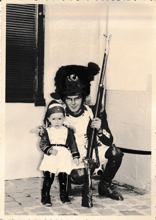 Saint-Feuillen 1956 : Un grenadier et son jeune fils