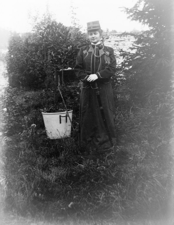 St-Feuillen 1900 - Dame habillée en officier des Congolais
