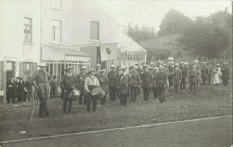 Les Tchods Tchods sur la place du jeu de balle - Saint Feuillen 19xx