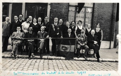 Carte photographie d'anciens combattants belges, prise à Auvelais pour le 20e anniversaire des Combats de la Sambre