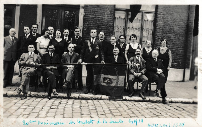 Carte photographie d'anciens combattants belges, prise à Auvelais pour le 20e anniversaire des Combats de la Sambre