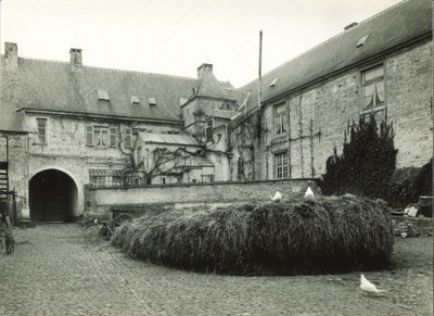 Ferme des Beguines/Château Winson : cour de la ferme