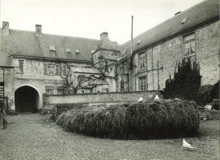 Ferme des Beguines/Château Winson : cour de la ferme