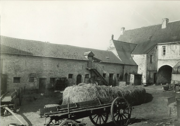 Ferme des Beguines/Château Winson : cour de la ferme