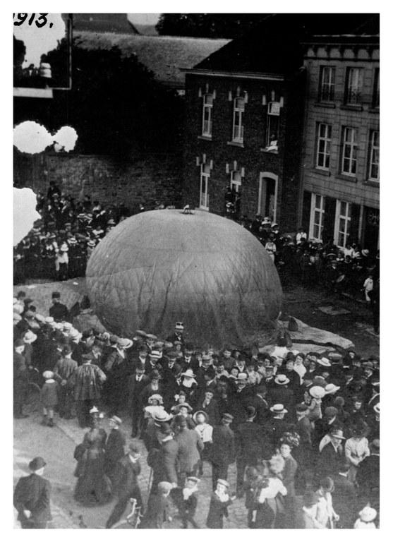 Gonflage d'une montgolfière - 1913
