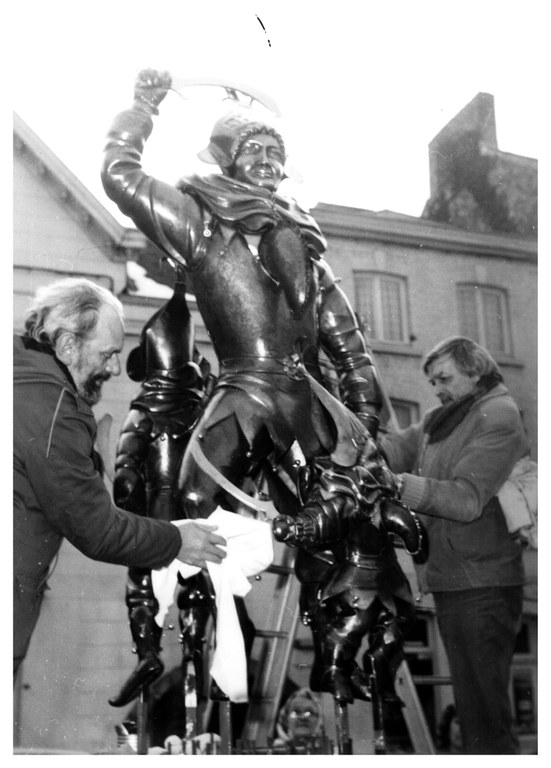 Installation de la statue des Chinels