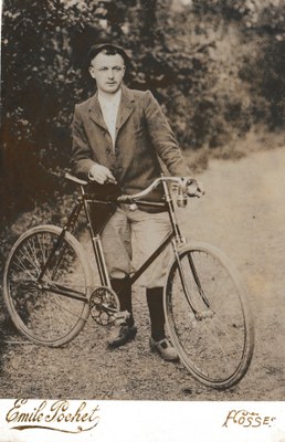 Photographie réalisée par Emile Pochet d'un homme au vélo