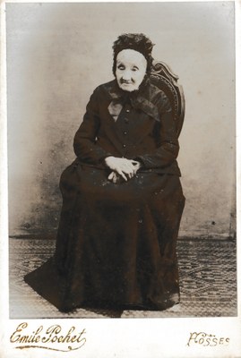 Photographie réalisée par Emile Pochet d'une vieille dame, en studio