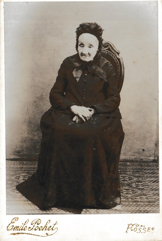 Photographie réalisée par Emile Pochet d'une vieille dame, en studio