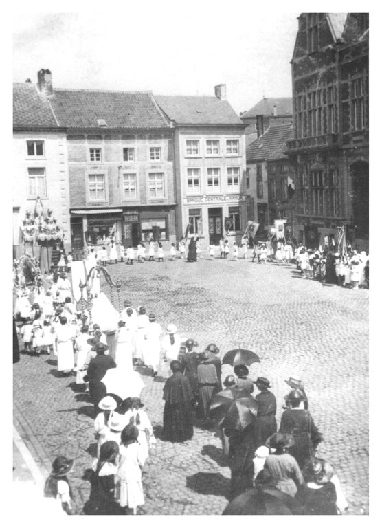 Procession sur la place du Marché