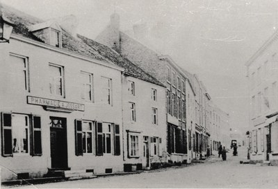 Rue de Vitrival, au coin de la rue des Egalots, aux environs de l'an 1900