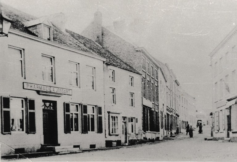 Rue de Vitrival, au coin de la rue des Egalots, aux environs de l'an 1900
